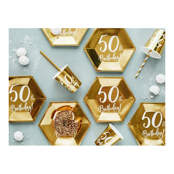 Des gobelets en papier dorés pour un 50e anniversaire étincelant